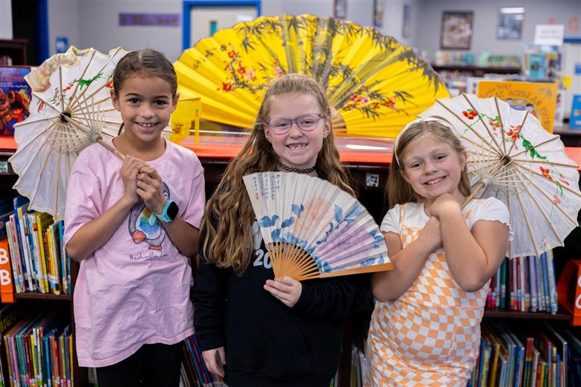 Students make red envelopes in the library